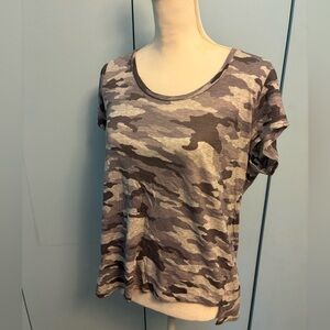 Vince Camuto Gray Camo Short Sleeve Top